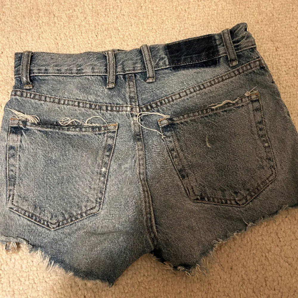 jättefina jeans short ifrån zara i storlek 32💕 Jättefina till sommaren men säljer dom då för att dom blivit för små🩷köp gärna med Köp nu🩷. Shorts.