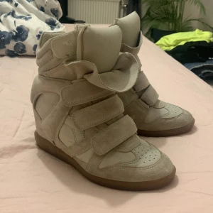 Isabel Marant skor - Säljer dessa populära Isabel Marant skor. Knappt använda. Finns kvitto och äkthetsintyg samt originalförpackning.    Nypris: 4500kr   Pris kan diskuteras!