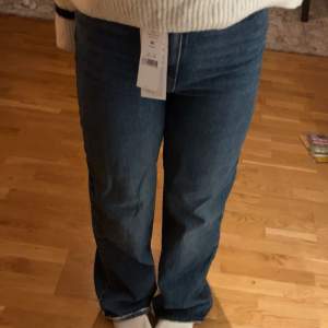 Såljer mina fina helt nya högmidjade jeans från gina🩷. Säljer för att dem är lite för små i midjan för mig. Helt nya aldrig använda och har prislappen kvar🩷 säljer dem för 100 kr eller prisförslag, hör av er innan ni trycker på köp nu🥰