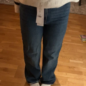 Jeans strl 36 - Såljer mina fina helt nya högmidjade jeans från gina🩷. Säljer för att dem är lite för små i midjan för mig. Helt nya aldrig använda och har prislappen kvar🩷 säljer dem för 100 kr eller prisförslag, hör av er innan ni trycker på köp nu🥰
