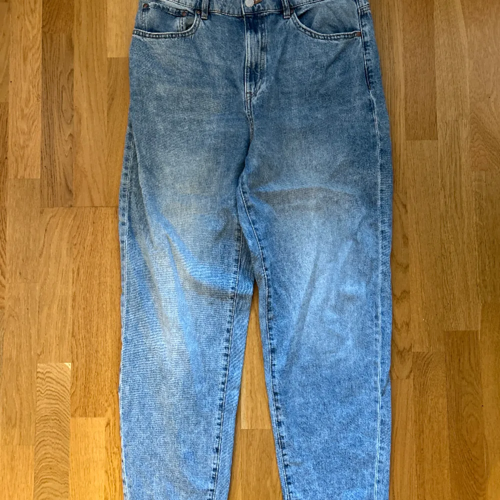 Högmidjade jeans i modellen ”pam” från Lindex. Fint skick och normal i storlek. . Jeans & Byxor.