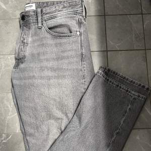 Ett par grå jeans från jack n jones med modellen ”chris relaxed”. Säljes då dem är för stora för mig.  Size W33 L34.  Dem är superskick.  Priset går alltid att diskuter.  Bara att skriva vid fler frågor🙂 