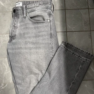 Grå jeans - Ett par grå jeans från jack n jones med modellen ”chris relaxed”. Säljes då dem är för stora för mig.  Size W33 L34.  Dem är superskick.  Priset går alltid att diskuter.  Bara att skriva vid fler frågor🙂 