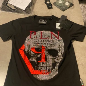 Philip Plein t-shirt svart strlk (L) - Inte använt den någonting helt ny. Nypris 8900. 