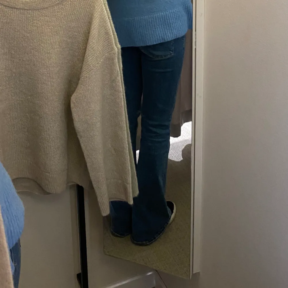 Blåa jeans, från Bershka i storlek 38💓. Jeans & Byxor.