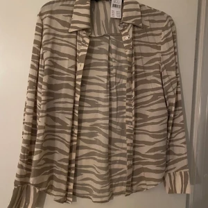 Ny blus från Gina  - Strl s  Ny med prislapp  Skjorta el blus  