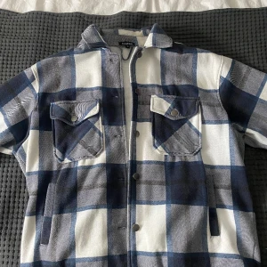 Jacka - Säljer denna vår/höst jacka då den inte kommer till användning☺️ Storlek S och i mycket fint skick, lite oversize. 120kr + frakt, hör av dig för fler bilder💕