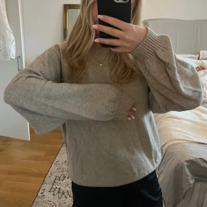 Stickad tröja - Så så skön o mysig stickad tröja från Gina i stl M🥰 Liten fläck vid armen som jag tror går bort i tvätten annars i super fint skick❤️