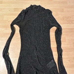 Glitter mesh tröja - En riktigt glittrig tröja från Gina Tricot! Använd flertalet gånger men är i bra skick! Den är genomskinlig så något under behövs.
