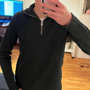 Grön half zip - Jack and Jones half zip  Storlek S  Sparsamt använd  Toppskick  Hör av er för mer frågor