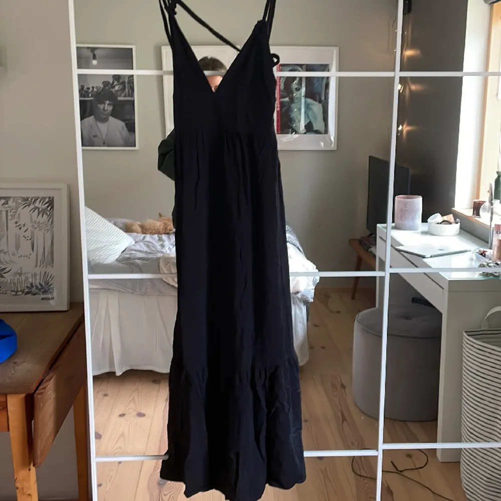 Jag säljer denna svarta klänning från stradivarius i strl S. Jag har använt den ett par gånger men den är i fint skick. Den har en fin korsning i ryggen💖. Klänningar.