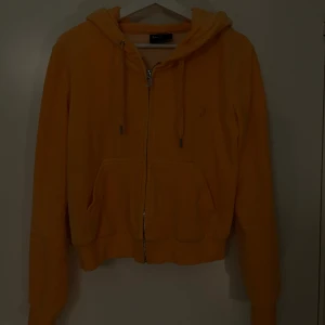 Juicy couture tröja - Juicy couture tröja i deras terry towelling kollektion. Storlek L. Använd mycket sparsamt så endast tvättad en gång.