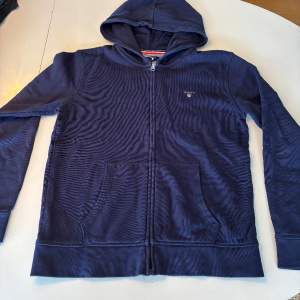 Fin gant zip hoodie, använd fåtal gången och fortfarande i fint skick. Storlek 170/15yr men funkar både upp o ner en storlek.
