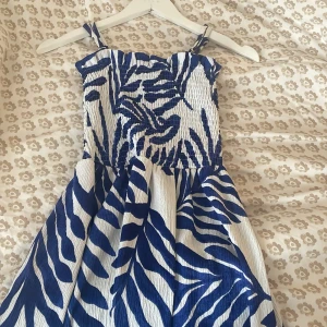 Klänning  - Intresse koll!, använd en gång superfin klänning. Går även att ha som kjol med en svart eller vit blus så fint!!