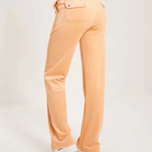 Juicy - Juicy byxor som jag aldrig använt i storlek S, dessa är förstora för mig och har inte kommit till användning, hör av dig om prisförslag eller om du är intresserad 💗