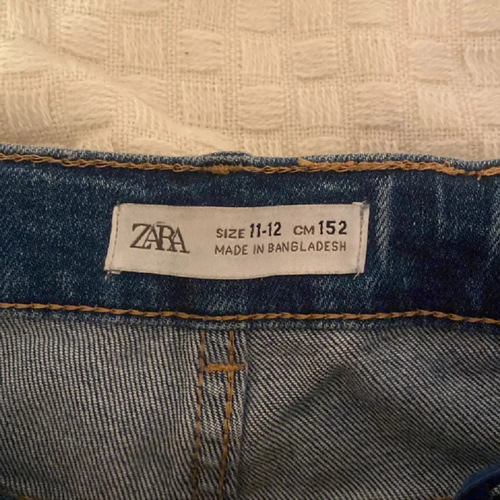 Jätte fina zara jeans i bra skick köpta för ungefär 1 år sedan .säljer dom för att dom  är för små för mig. priset kan diskuteras . Jeans & Byxor.