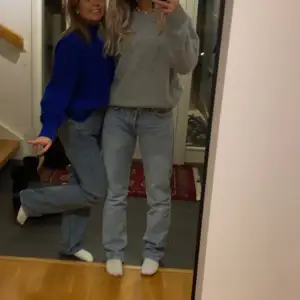 Jeans från zara, mid rise och straight leg fit. Slitningar längst ned. Köpta för 500. Otroligt sköna men passar tyvärr inte längre! 💘💕