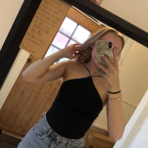 Body - Jätte fin body från H&M. Aldrig använd endast provad som linne. Storlek XS. Det är ett extra tyg vid brösten som gör att nippels inte syns igenom✨Nypris 99kr