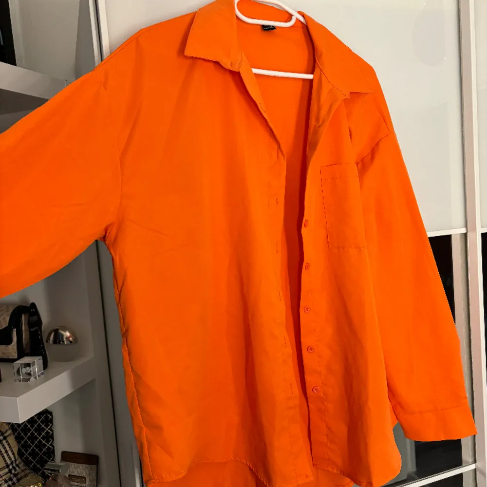 Orange oversized skjorta från Shein. Väldigt fin orange färg till sommaren. Tunt material. . Skjortor.
