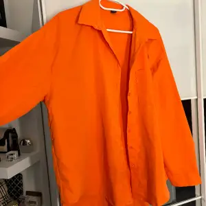 Orange oversized skjorta från Shein. Väldigt fin orange färg till sommaren. Tunt material. 