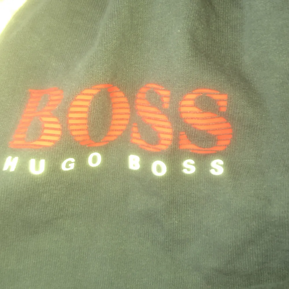Extremt fin Hugo Boss Zip. Knappt använd. Jätte bra skick, inga hål, inga märken.. Hoodies.