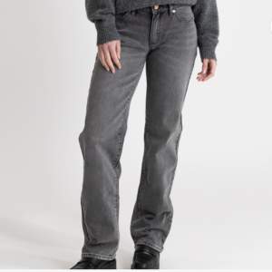 Jeansen är i samma fina skick som när dom köptes. Fin grå färg på byxorna. Köpta för 1000kr men säljer för 400kr. 