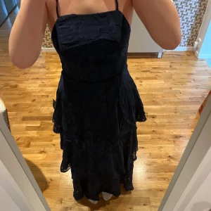 Balklänning från Lulu’s - Säljer denna superfina balklänningen från Lulu’s då jag beställde i två storlekar. Klänningen är helt oanvänd, färgen är lite ljusare i verkligheten. Hör av dig vid frågor eller om du vill ha fler bilder☺️💕
