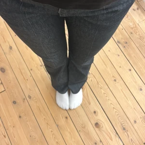 Levis jeans - Säljer dessa snygga jeans då dem är lite tajta för min smak. Dem är i väldigt fint skick. Tveka inte och fråga om ni vill ha fler bilder eller om ni har några frågor!💗💗