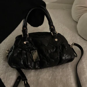 Marc Jacobs väska  - Säljer nu min så fina och unika väska från Marc Jacobs 😍 Super bra skick, pris kan diskuteras 