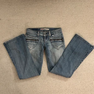 Lågmidjade bootcut jeans - Så snygga! Midjemått: 76cm Innerbenslängd: 78cm