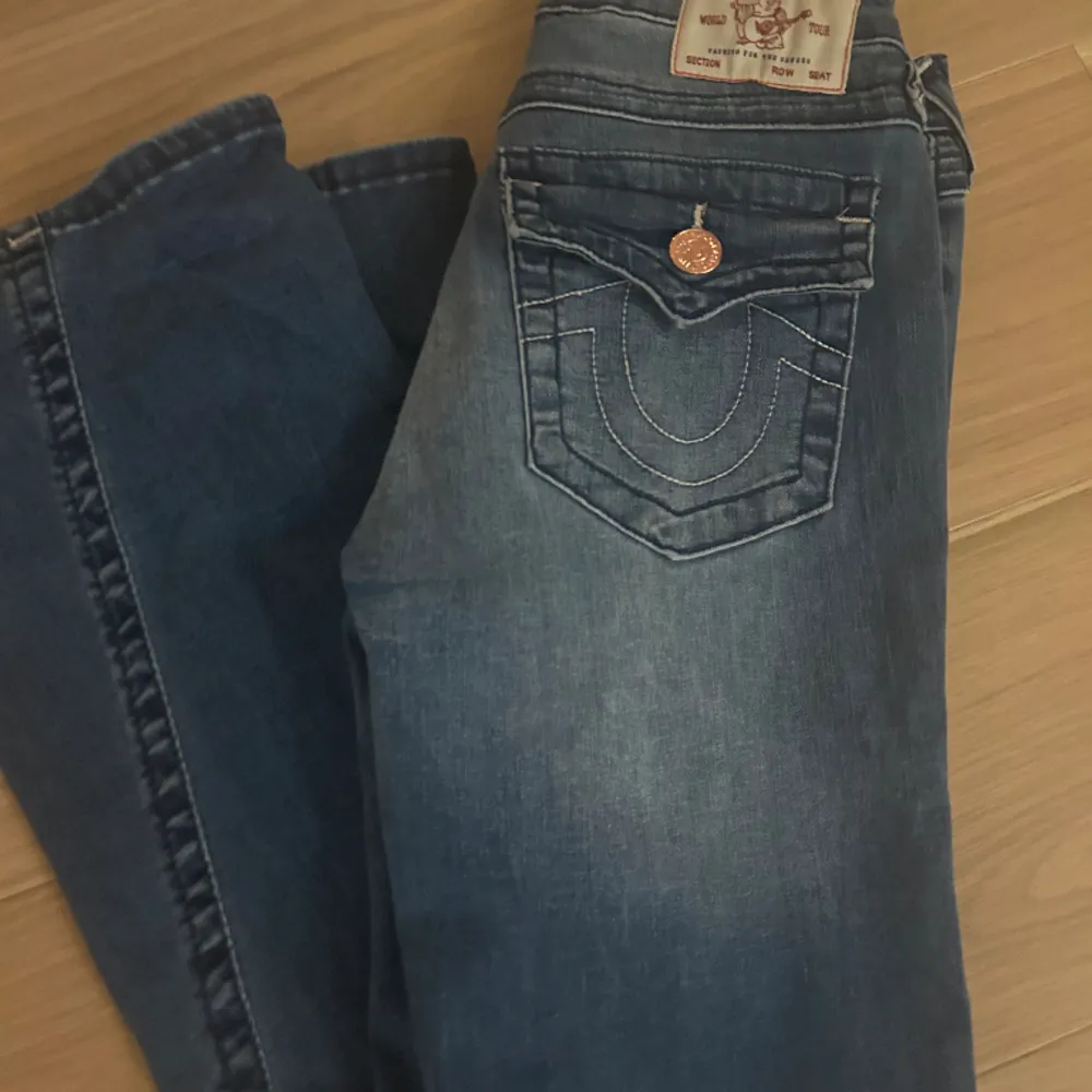 Helt nyköpta och oanvända super snygga low waist i storlek 26 skriv för mer bilder, ordinarie pris 1500 och tryck på köp nu💓💓. Jeans & Byxor.