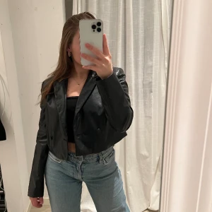 Kroppad jacka i skin - Kroppad jacka i skinn, använt 1-2 ggr! Ordpris 799:-