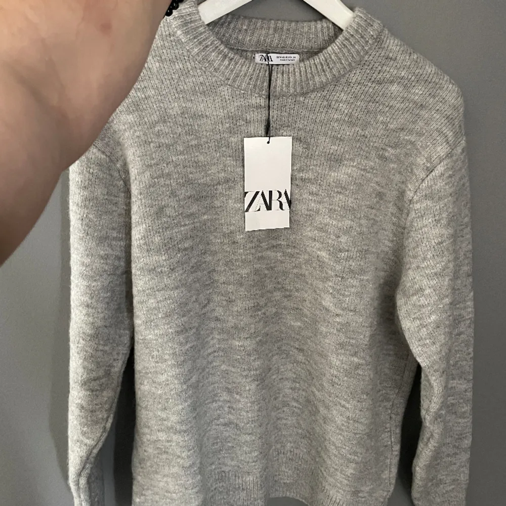 Snygg, tjock och varm tröja från Zara i storlek Small. Helt ny och oanvänd. Skicka om du vill ha fler bilder. Pris kan diskuteras! . Stickat.