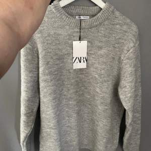 Snygg, tjock och varm tröja från Zara i storlek Small. Helt ny och oanvänd. Skicka om du vill ha fler bilder. Pris kan diskuteras! 