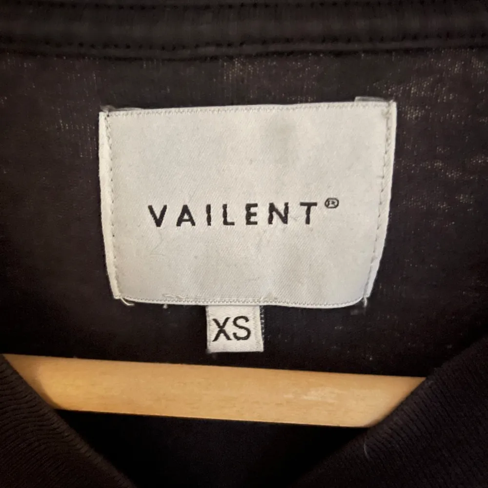 Vailent T-shirt väldigt fin i skick 9/10, storleken är xs men det är väldigt oversized så skulle säga S-M.. T-paidat.