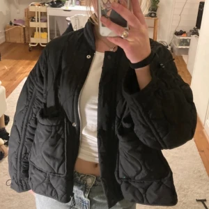 Zara quiltad jacka - Superfin quiltad jacka från zara! Den är vattentät och vind tålig utan att vara alldeles för varm så perfekt nu i vår!🫶🏻