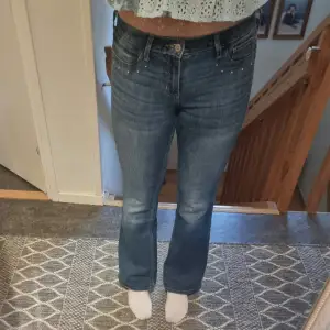 Skit snygga lowwaist jeans från Hollister med pärldetaljer. Använda 2-3 gånger. Mycket bra skick❤️ W28 L31