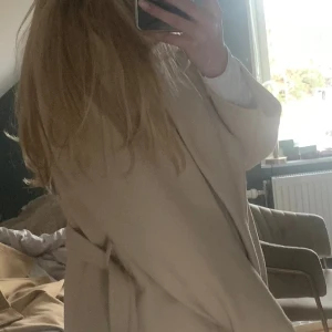 Superfin beige kappa, i XS/S💗 Endast provat den och har ej används. Är i superfint skick  - Är i storlek XS/S, är i superfint skick, har superfin passform💗