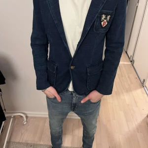 Ralph lauren kavaj - Säljer nu en unik Ralph lauren blazer! Finns inte att köpa längre. Modellen är 182, hör av er vid frågor eller funderingar!