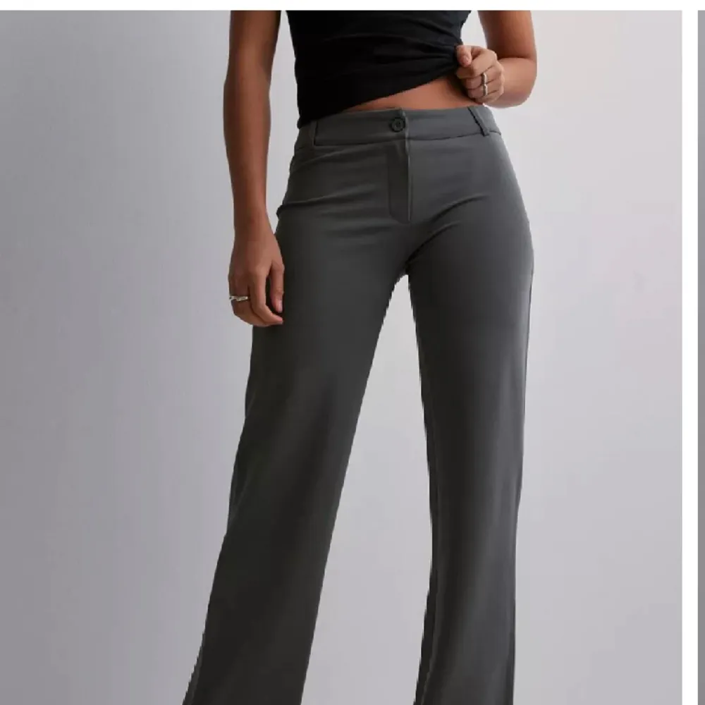 Helt oanvända gråa kostymbyxor från nelly. Säljer pga för långa på mig som är 162 cm.. Jeans & Byxor.