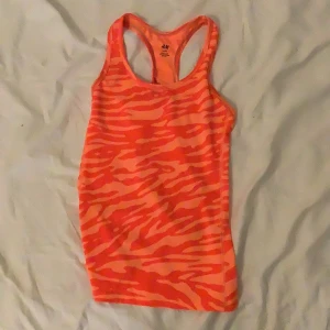 Sport linne - Bra skick aldrig andvänd av mig men köpt på second hand storlek xs orange med camoflage färg på 💕