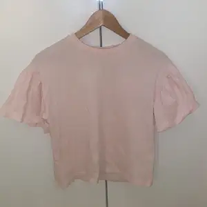 Super fin rosa  tröja med volang ärmar, säljer pågrund av att jag har två likadana! Nyskick!❤️