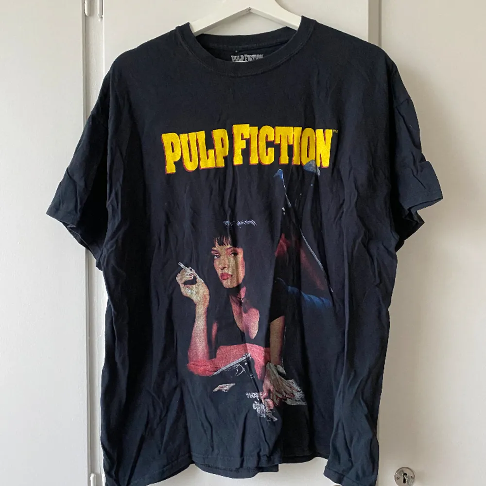 Pulp Fiction t-shirt köpt på Urban Outfitters. Storlek M. T-shirts.