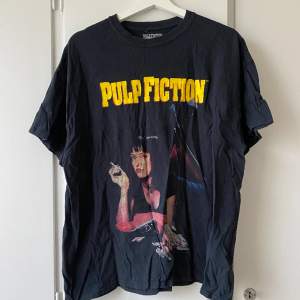 Pulp Fiction t-shirt köpt på Urban Outfitters. Storlek M
