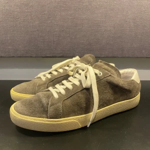 Saint Laurent Skor - Hej! Säljer nu mina skor från märket Saint Laurent , Storlek 41 fint skick. Tveka inte på att höra av dig om du har frågor eller funderingar kring varan! 