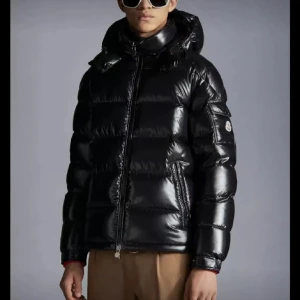 ÄKTA MONCLER  - Jätte fin Moncler me ett mini hål på ena armen men annars i nyskick säljer då jag råkade köpa två pris kan diskuteras vid snabb affär 4500 finns äkta hetsbevis och kvitto nypris 15 868