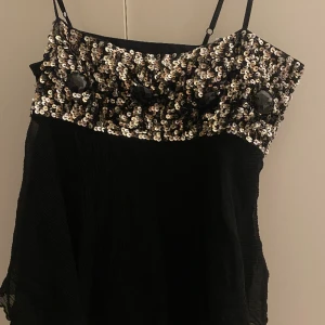 By Malene Birger topp  - Super fin topp från By Malene Birger, själva drag saken på dragkedjan har lossnat ( se sista bilden ) men går nog att sätta på en ny, går fortfarande att stänga o öppna toppen med dragkedjan, osäker om jag vill sälja så kom med prisförslag 🥰