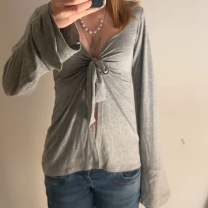 Design by si tröja - Säljer den trendiga design by si tröjan! Skitsnygg men passar inte riktigt på mig… ser ut som ny!💓🙌nypris är 393