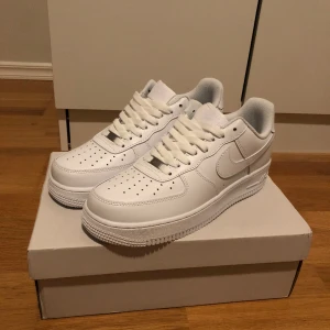 Nike Air Force 1 - Säljer mina helt nya Air Force 1. Fick de som en present, men säljer de eftersom att de inte passar min stil. Storlek 42. Fraktar inom 24 timmar. Vill man ha fler bilder så är det bara att skriva så fixar jag det.