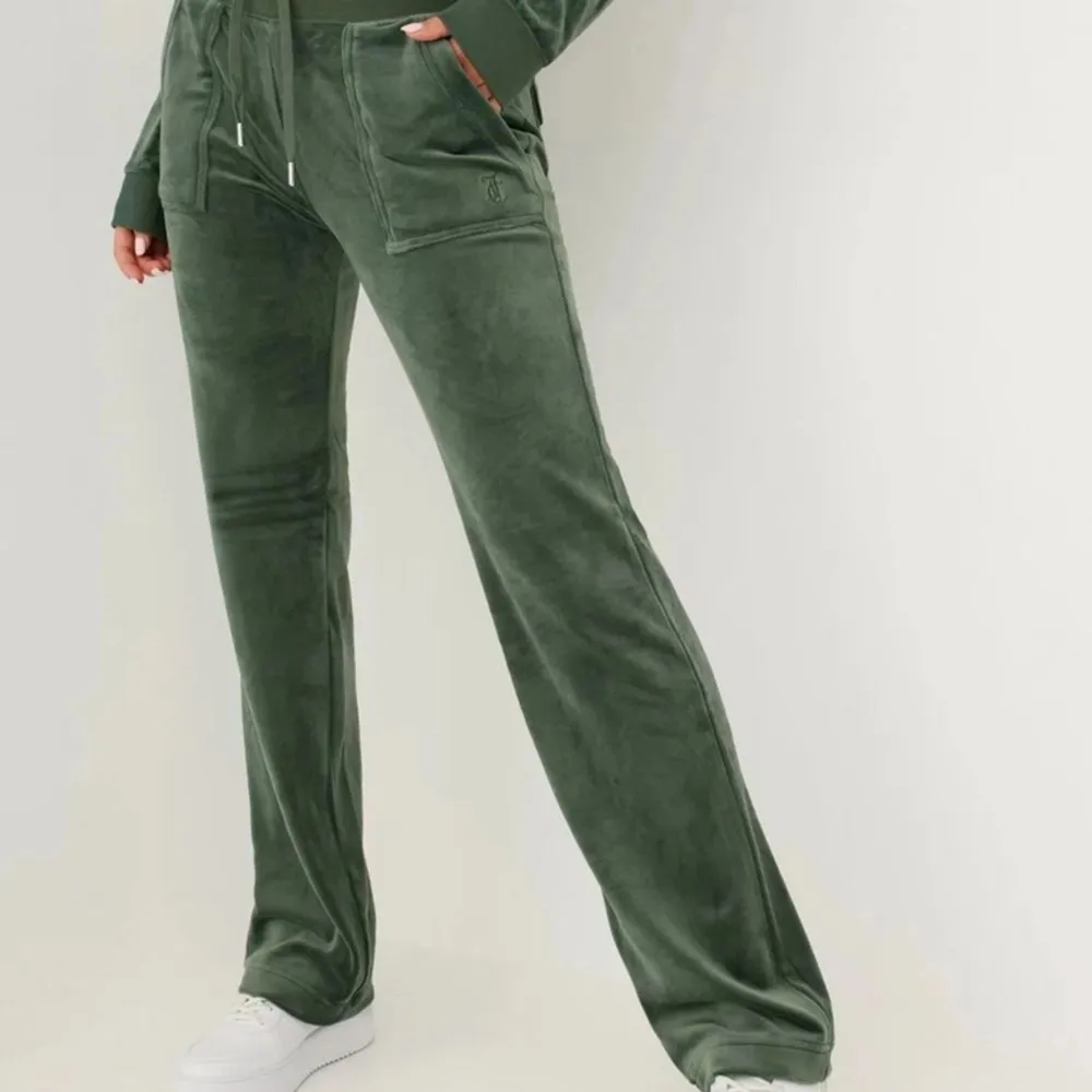 Mörkgröna juicy byxor i storlek xs!💖 inga defekter, säljer då dem inte kommer till användning❤️❤️🤩. Jeans & Byxor.